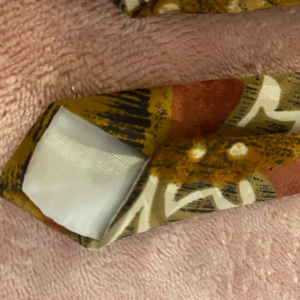 Elegant Men's Tie with Red and Gold Floral Pattern - Picture 8 of 8